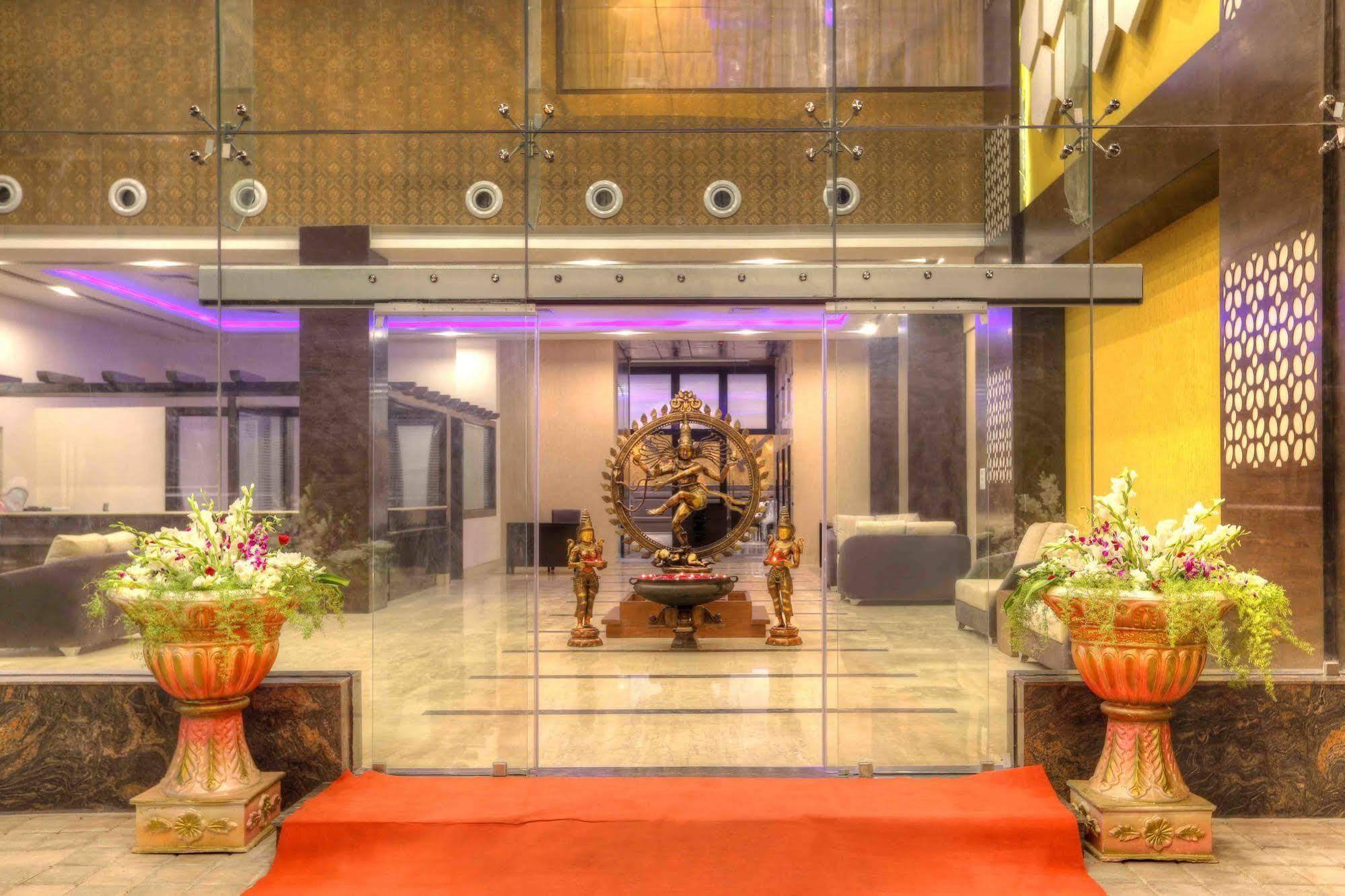 Rio Meridian Hotel Mysore Bagian luar foto