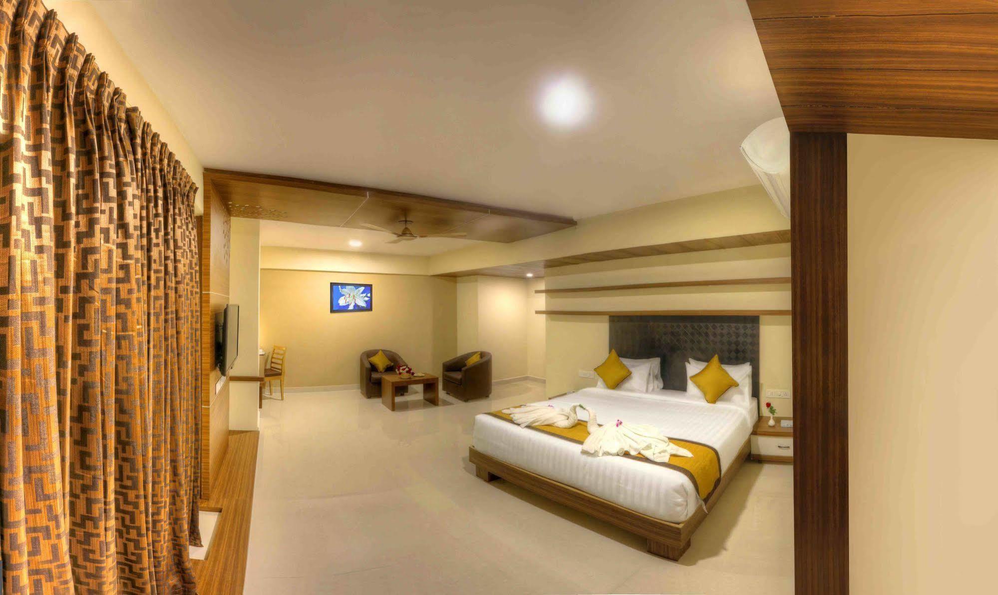 Rio Meridian Hotel Mysore Bagian luar foto