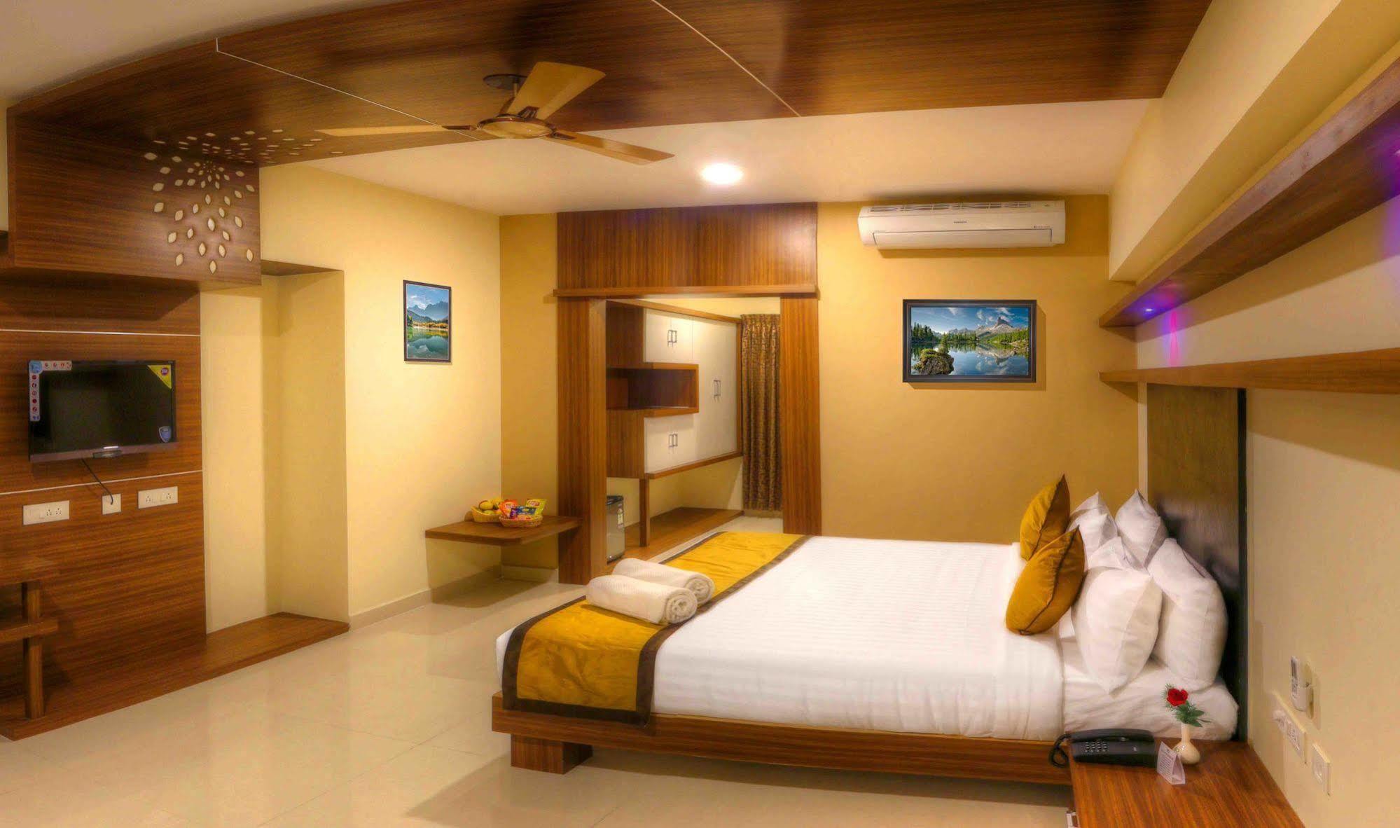 Rio Meridian Hotel Mysore Bagian luar foto