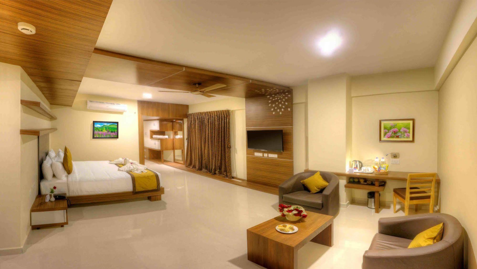 Rio Meridian Hotel Mysore Bagian luar foto